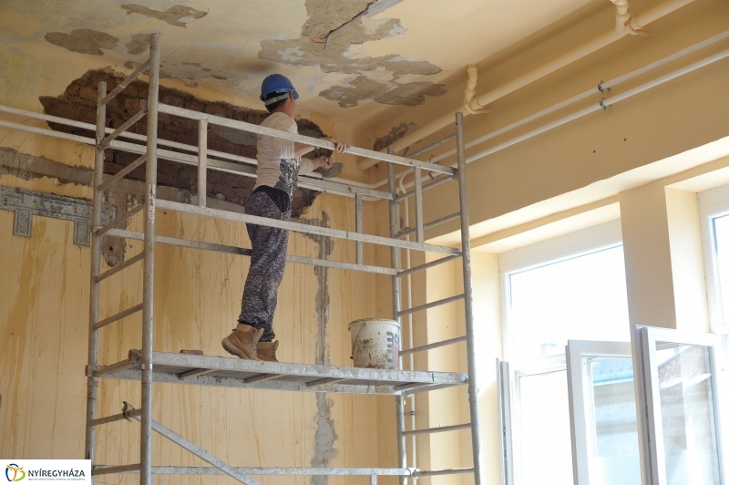 Helyszíni bejárás a Városi Rendelőintézetnél - fotó Szarka Lajos