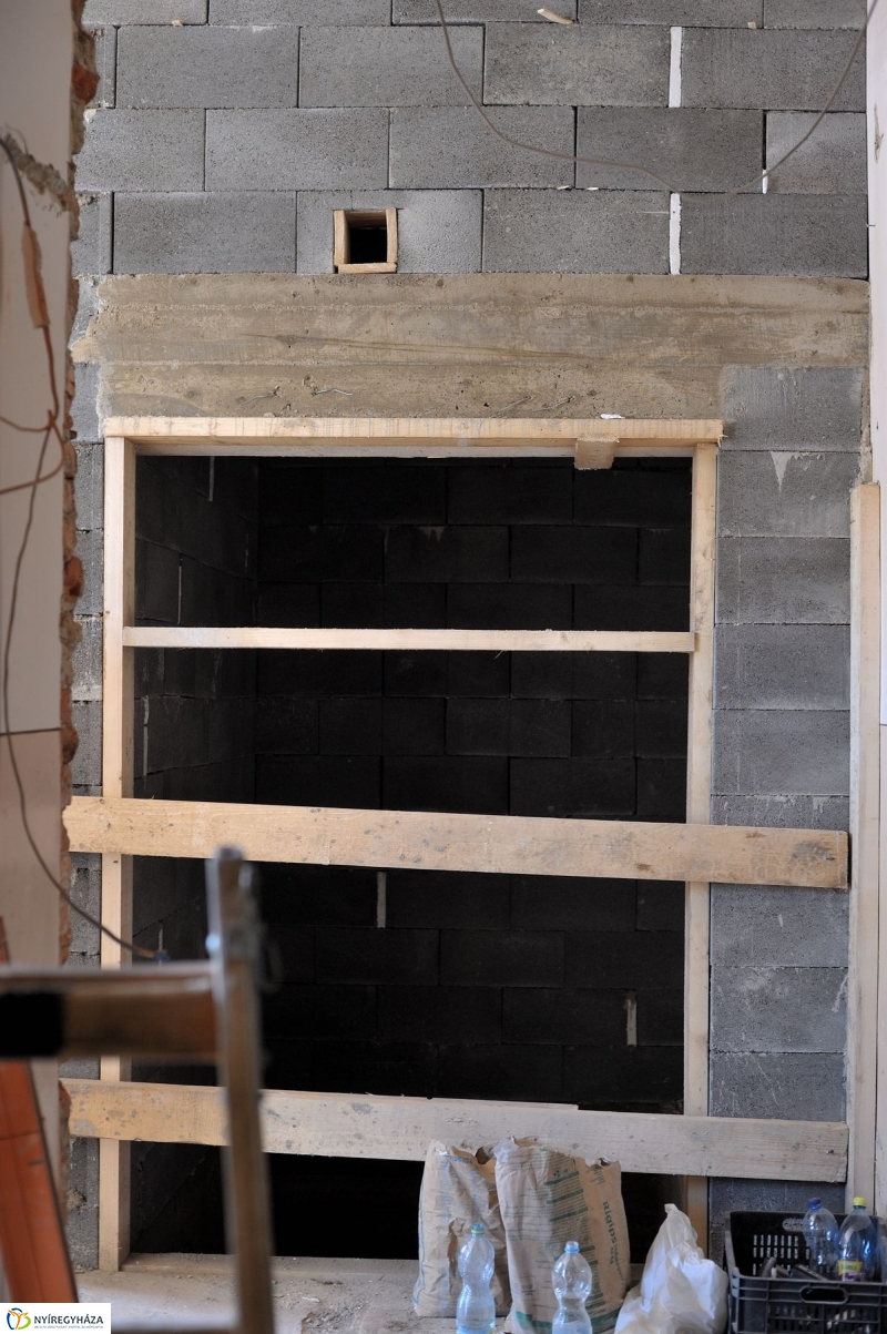 Helyszíni bejárás a Városi Rendelőintézetnél - fotó Szarka Lajos