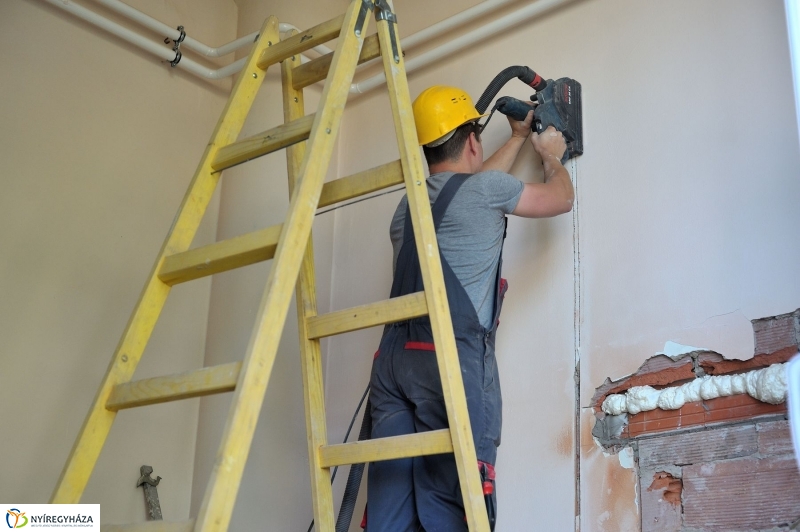 Helyszíni bejárás a Városi Rendelőintézetnél - fotó Szarka Lajos