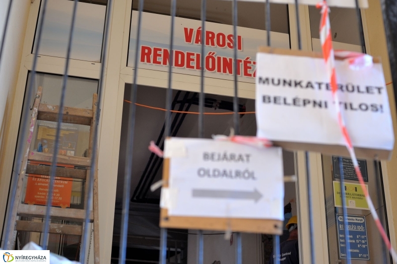 Helyszíni bejárás a Városi Rendelőintézetnél - fotó Szarka Lajos