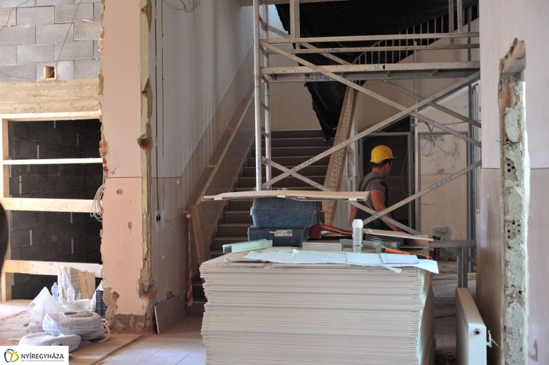 Helyszíni bejárás a Városi Rendelőintézetnél - fotó Szarka Lajos