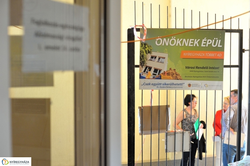 Helyszíni bejárás a Városi Rendelőintézetnél - fotó Szarka Lajos