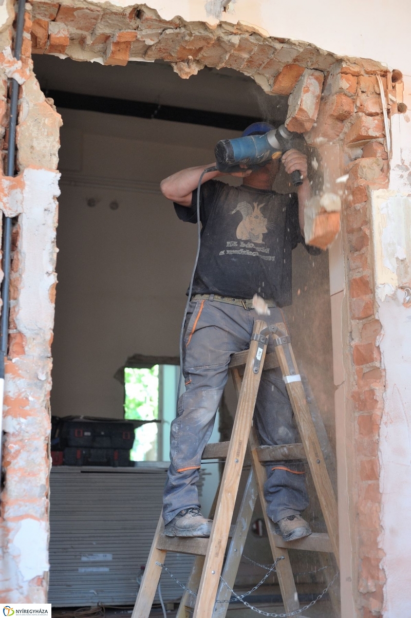 Helyszíni bejárás a Városi Rendelőintézetnél - fotó Szarka Lajos