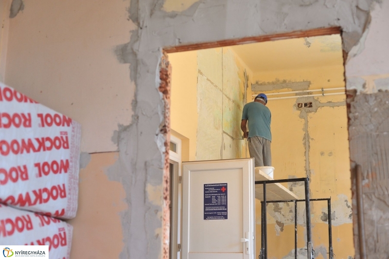 Helyszíni bejárás a Városi Rendelőintézetnél - fotó Szarka Lajos