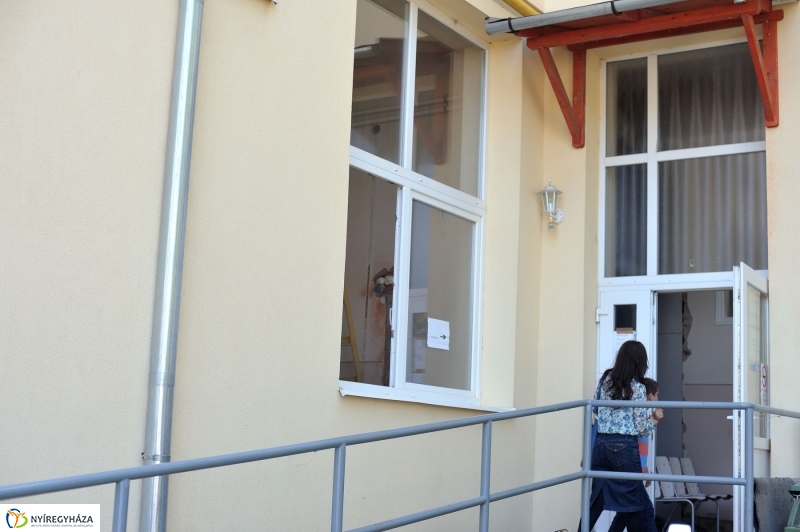 Helyszíni bejárás a Városi Rendelőintézetnél - fotó Szarka Lajos