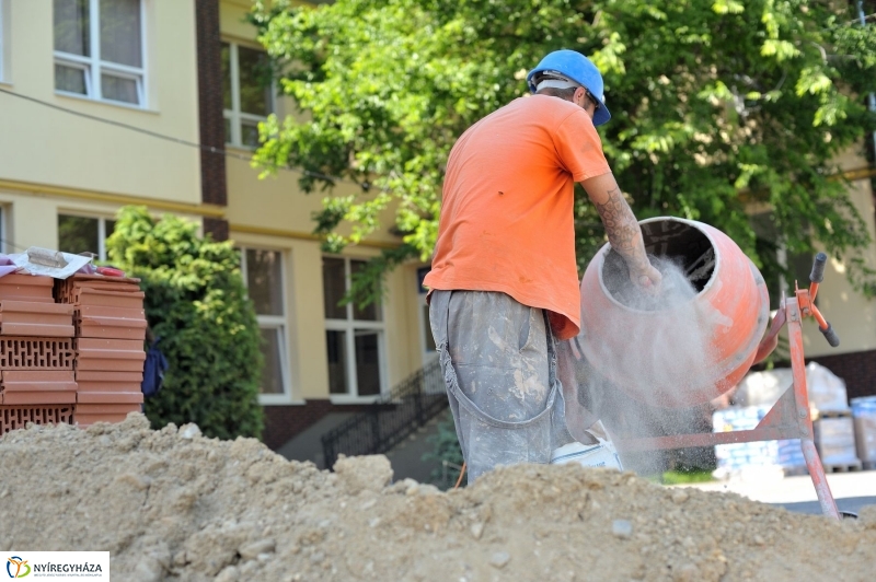 Helyszíni bejárás a Városi Rendelőintézetnél - fotó Szarka Lajos