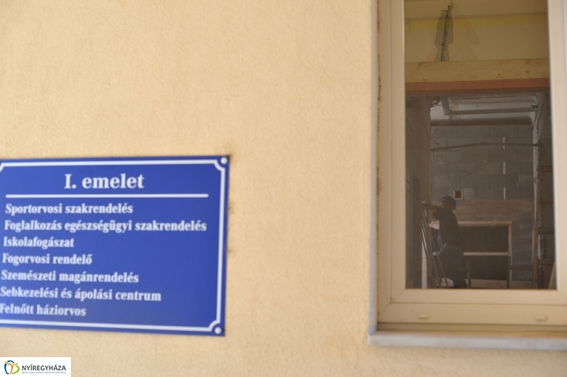 Helyszíni bejárás a Városi Rendelőintézetnél - fotó Szarka Lajos