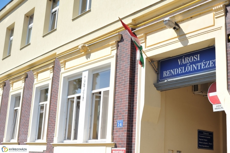 Helyszíni bejárás a Városi Rendelőintézetnél - fotó Szarka Lajos