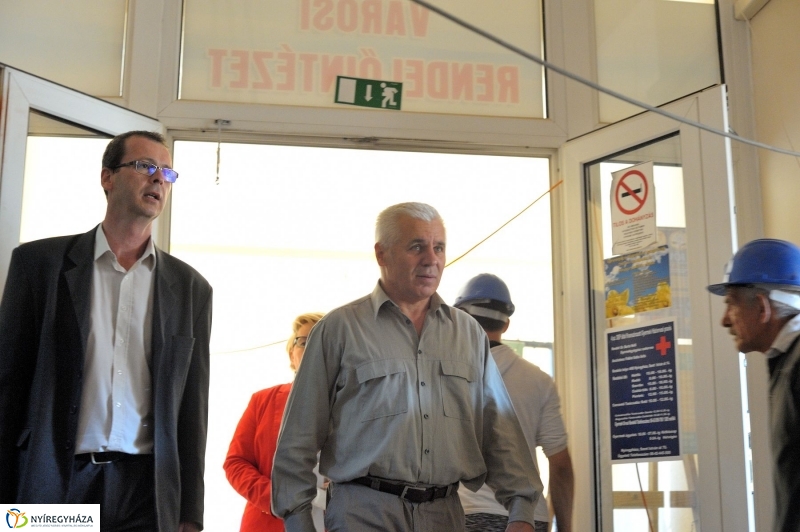 Helyszíni bejárás a Városi Rendelőintézetnél - fotó Szarka Lajos