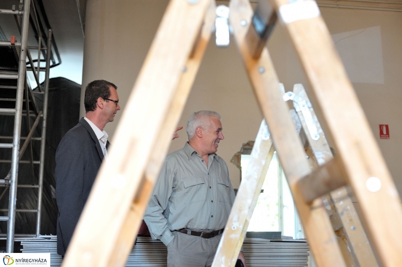 Helyszíni bejárás a Városi Rendelőintézetnél - fotó Szarka Lajos