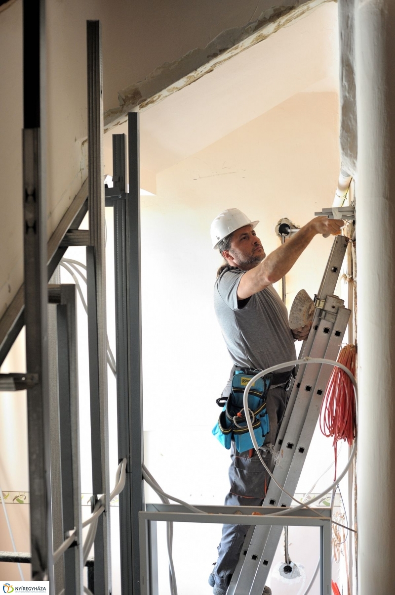 Helyszíni bejárás a Városi Rendelőintézetnél - fotó Szarka Lajos