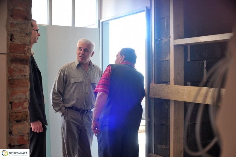 Helyszíni bejárás a Városi Rendelőintézetnél - fotó Szarka Lajos