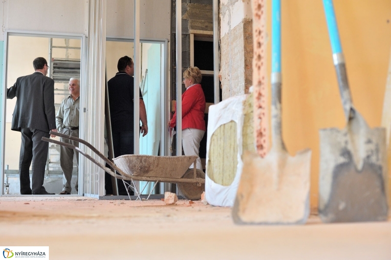 Helyszíni bejárás a Városi Rendelőintézetnél - fotó Szarka Lajos