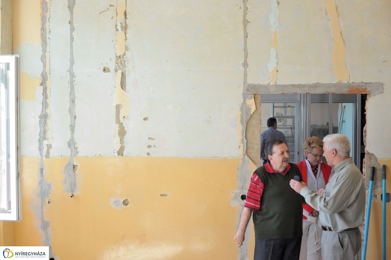 Helyszíni bejárás a Városi Rendelőintézetnél - fotó Szarka Lajos