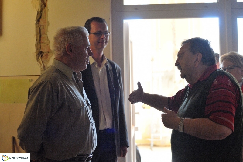 Helyszíni bejárás a Városi Rendelőintézetnél - fotó Szarka Lajos