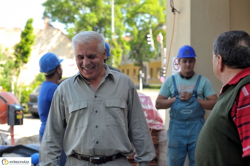 Helyszíni bejárás a Városi Rendelőintézetnél - fotó Szarka Lajos