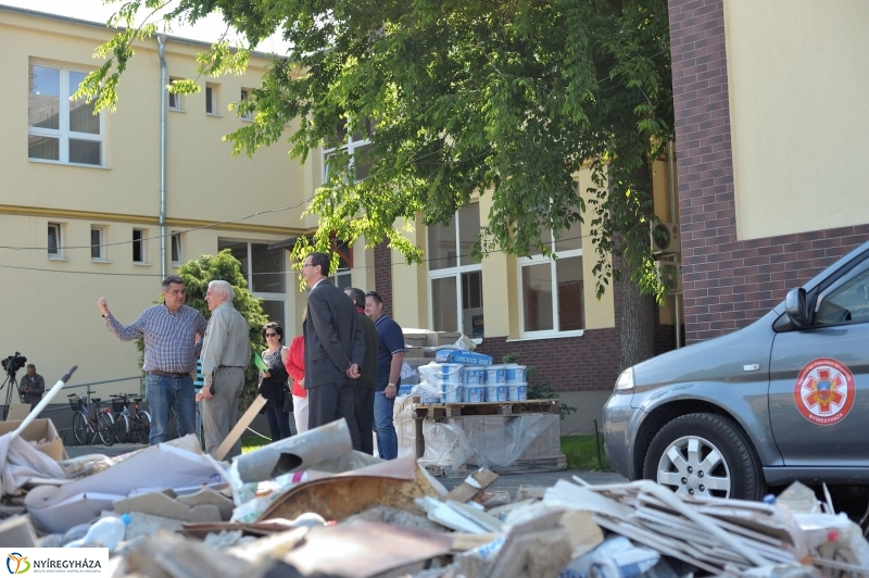 Helyszíni bejárás a Városi Rendelőintézetnél - fotó Szarka Lajos