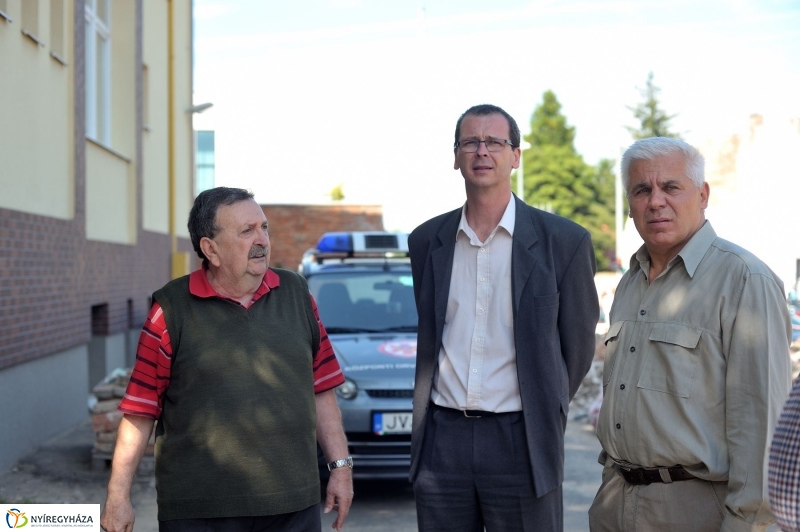 Helyszíni bejárás a Városi Rendelőintézetnél - fotó Szarka Lajos