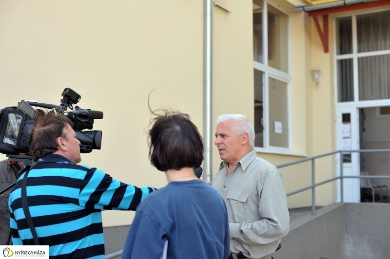 Helyszíni bejárás a Városi Rendelőintézetnél - fotó Szarka Lajos