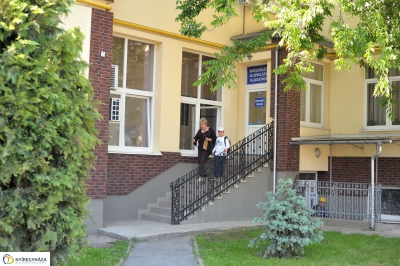 Helyszíni bejárás a Városi Rendelőintézetnél - fotó Szarka Lajos