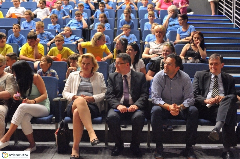 Mindenkinek becsengettek - fotó Szarka Lajos