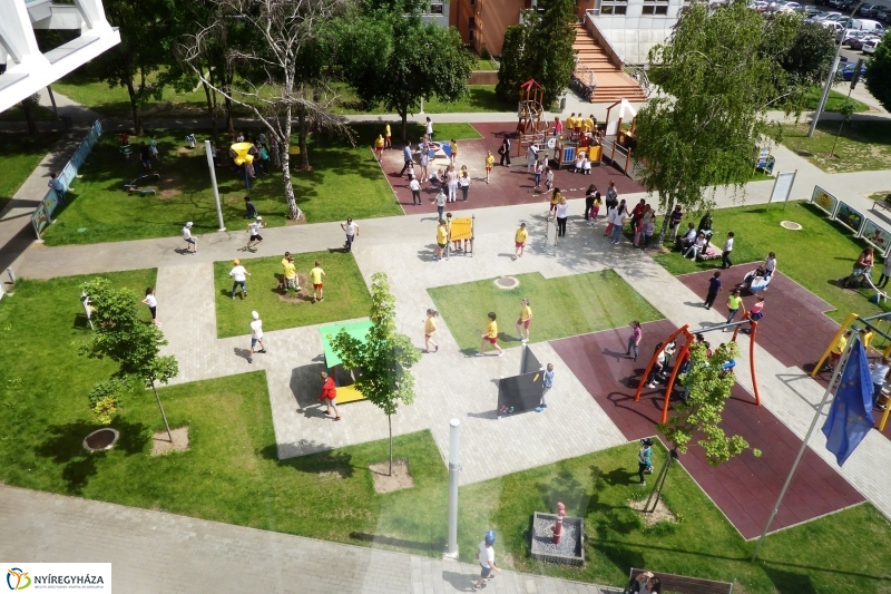 Mindenkinek becsengettek - fotó Szarka Lajos