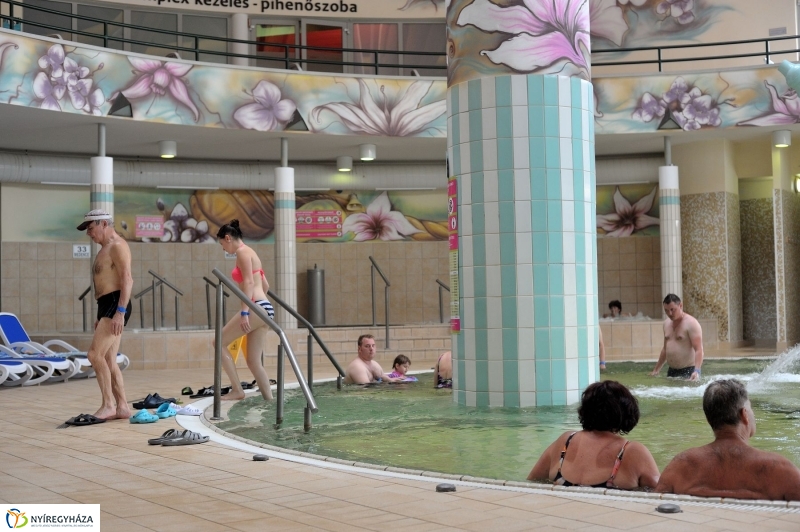 Táblaavatás az élményfürdőben - fotó Szarka Lajos