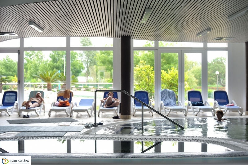Táblaavatás az élményfürdőben - fotó Szarka Lajos