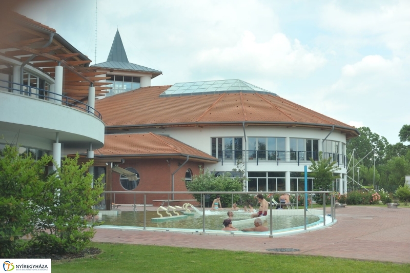 Táblaavatás az élményfürdőben - fotó Szarka Lajos