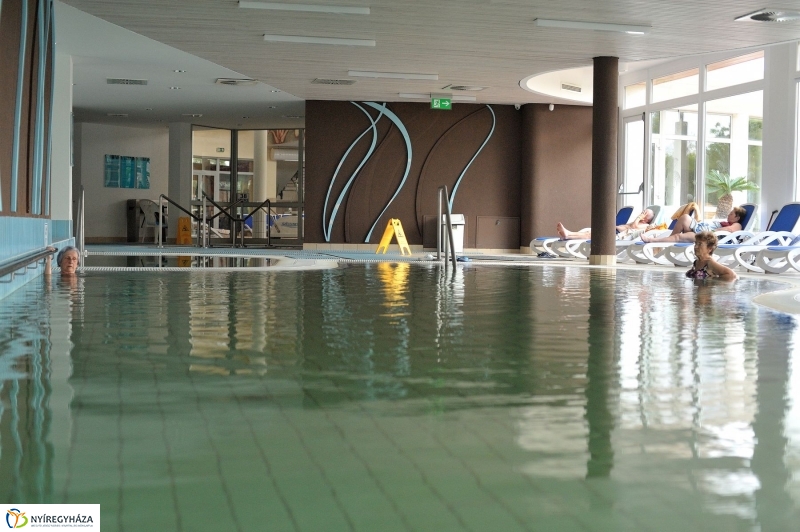 Táblaavatás az élményfürdőben - fotó Szarka Lajos
