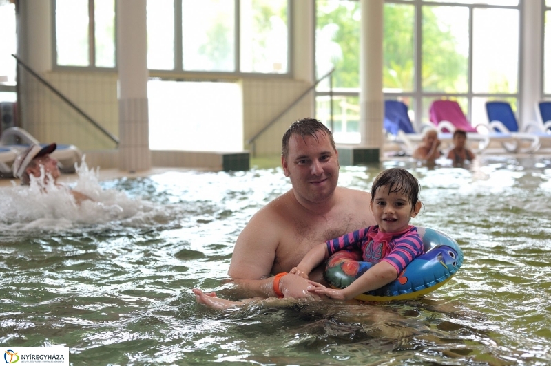 Táblaavatás az élményfürdőben - fotó Szarka Lajos