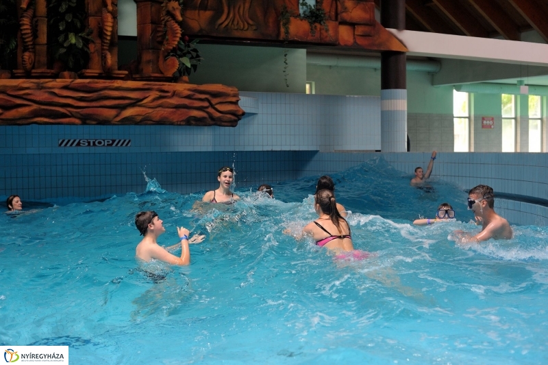 Táblaavatás az élményfürdőben - fotó Szarka Lajos