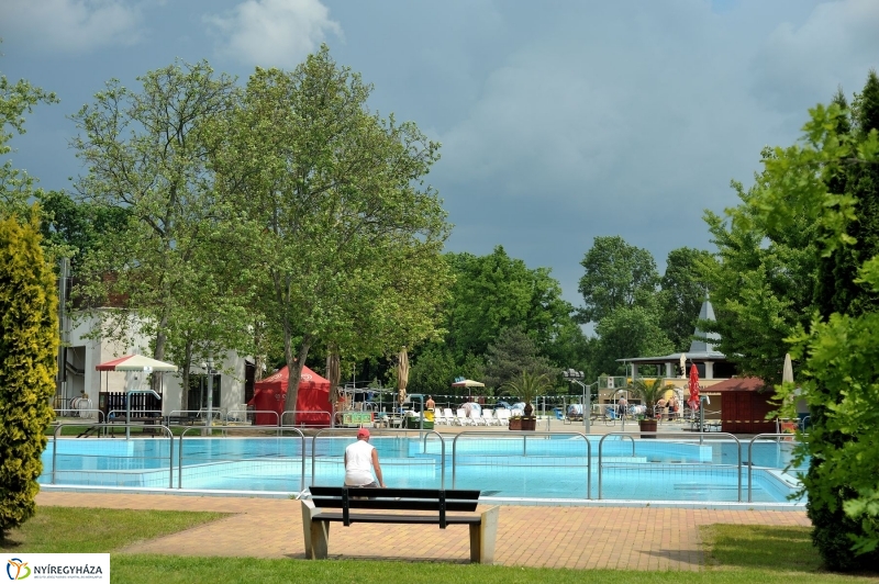 Táblaavatás az élményfürdőben - fotó Szarka Lajos
