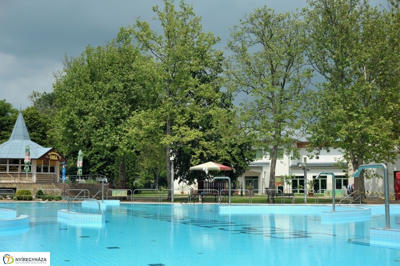 Táblaavatás az élményfürdőben - fotó Szarka Lajos