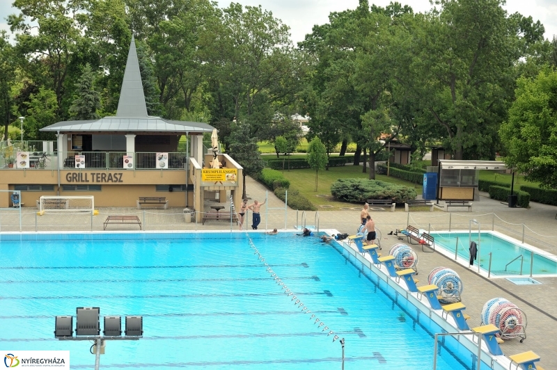 Táblaavatás az élményfürdőben - fotó Szarka Lajos