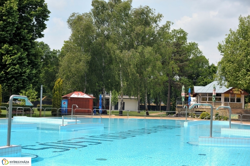 Táblaavatás az élményfürdőben - fotó Szarka Lajos