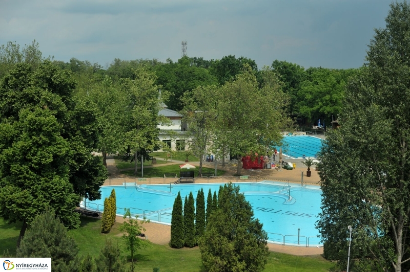 Táblaavatás az élményfürdőben - fotó Szarka Lajos