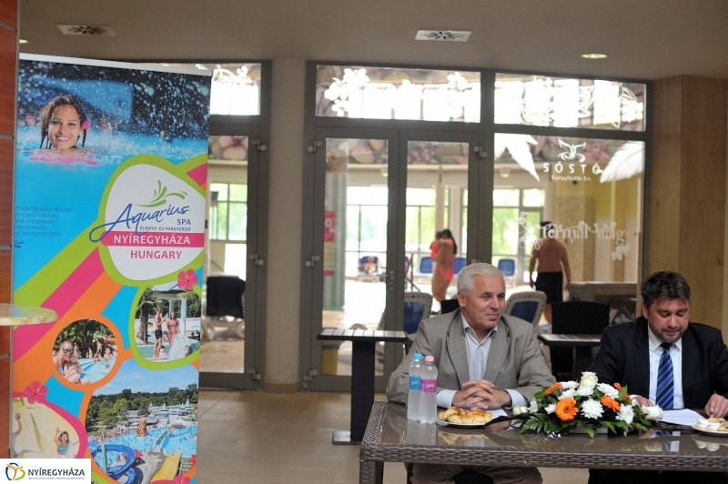 Táblaavatás az élményfürdőben - fotó Szarka Lajos