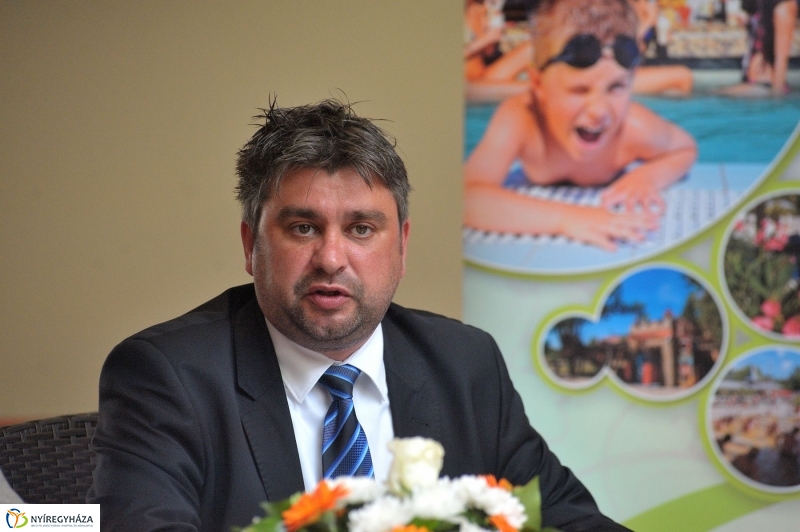 Táblaavatás az élményfürdőben - fotó Szarka Lajos