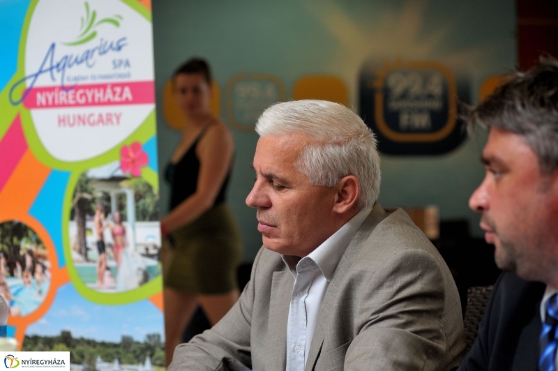 Táblaavatás az élményfürdőben - fotó Szarka Lajos