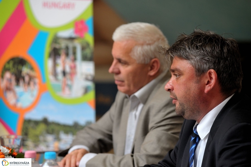 Táblaavatás az élményfürdőben - fotó Szarka Lajos