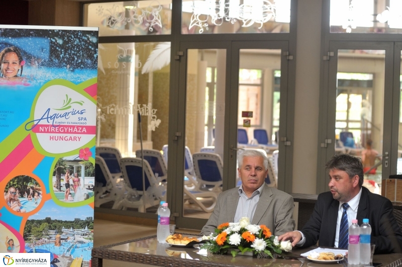 Táblaavatás az élményfürdőben - fotó Szarka Lajos