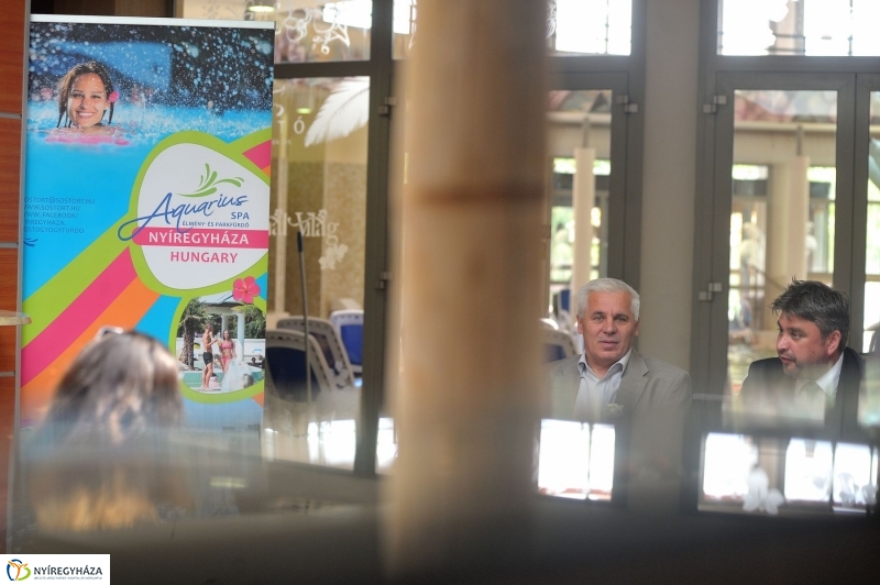 Táblaavatás az élményfürdőben - fotó Szarka Lajos