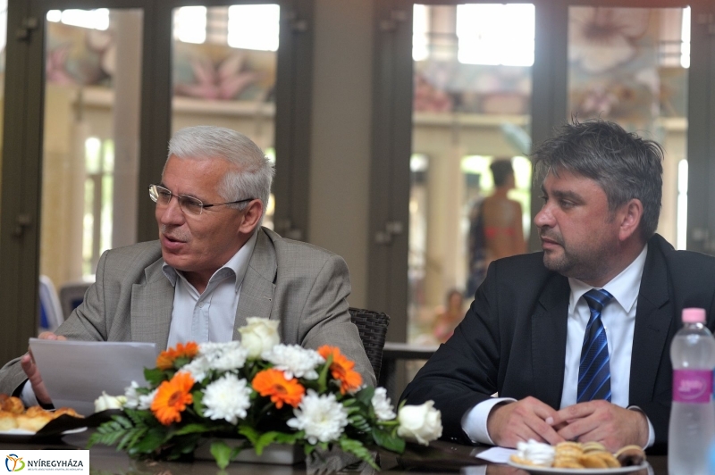 Táblaavatás az élményfürdőben - fotó Szarka Lajos