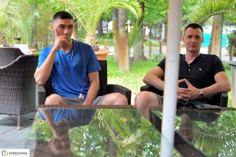 Örökbe fogadták a cápát a cápák - fotó Szarka Lajos