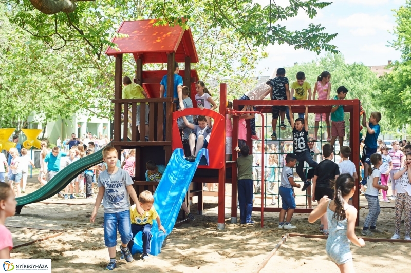 Játszótér a Bem iskolában - fotó Szarka Lajos