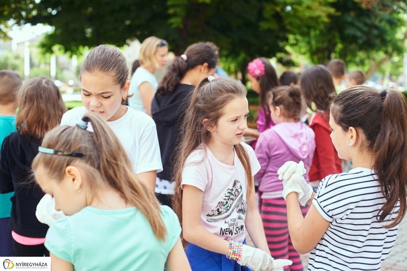 Virágültetés a Petőfi iskolás diákokkal - fotó Szarka Lajos