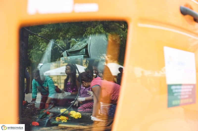 Virágültetés a Petőfi iskolás diákokkal - fotó Szarka Lajos