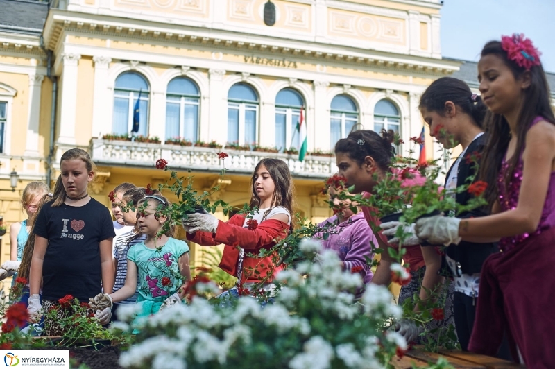 Virágültetés a Petőfi iskolás diákokkal - fotó Szarka Lajos