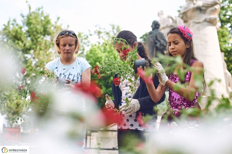 Virágültetés a Petőfi iskolás diákokkal - fotó Szarka Lajos